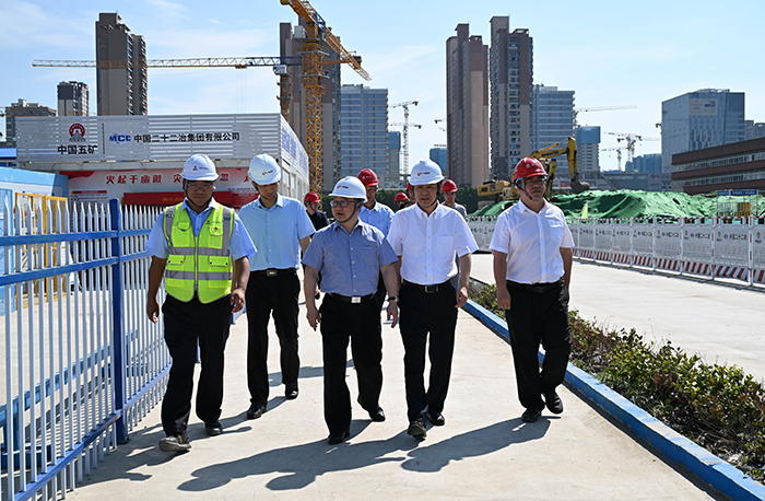 区国资委党委书记、主任赵志坚 赴嘉定新城E14-4地块高中新建工程 开展高温慰问